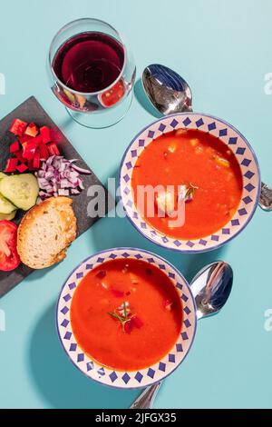 Spanische Sommertomatensuppe - Gazpacho. Stockfoto