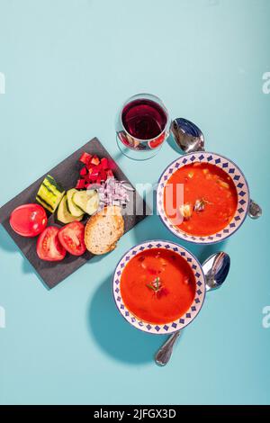 Spanische Sommertomatensuppe - Gazpacho. Stockfoto