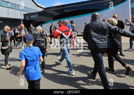 3.. Juli 2022, Silverstone Circuit, Silverstone, Northamptonshire, England: Großer Preis von Großbritannien F1, Renntag: Mercedes AMG Petronas F1 Team, Lewis Hamilton kommt zum Fahrerlager und Menschenmengen umgeben ihn, um ein Selfie zu versuchen Stockfoto