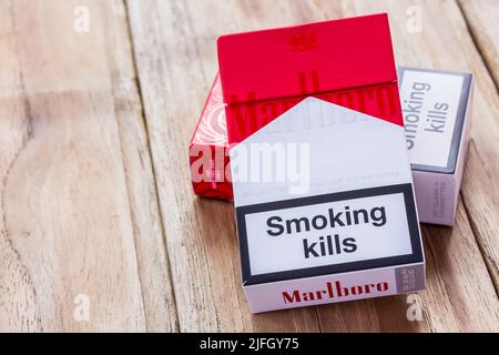 PHARE, THAILAND - 9. MÄRZ 2016. Packung Marlboro Zigaretten auf Holztisch, hergestellt von Philip Morris. Marlboro ist die meistverkaufte Marke von Zigarett Stockfoto