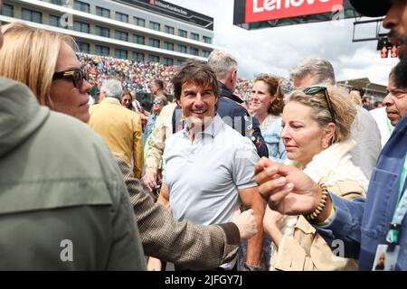 Silverstone, Großbritannien. 3.. Juli 2022. Silverstone, Royaume University. 03.. Juli 2022. Tom Cruise während der Formel 1 Lenovo British Grand Prix 2022, 10. Runde der FIA Formel 1 Weltmeisterschaft 2022, auf dem Silverstone Circuit, vom 1. Bis 3. Juli 2022 in Silverstone, Großbritannien - Foto Florent Gooden/DPPI Credit: DPPI Media/Alamy Live News Credit: DPPI Media/Alamy Live News Stockfoto