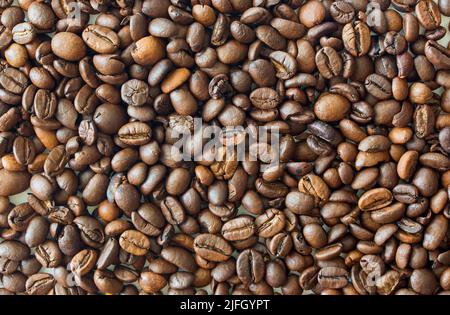 Kaffeebohnen Hintergrund - Mischung aus verschiedenen Arten von Kaffeebohnen. Geröstete Kaffeebohnen. Kann als Hintergrund verwendet werden. Stockfoto