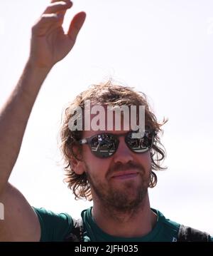 3.. Juli 2022, Silverstone Circuit, Silverstone, Northamptonshire, England: Großer Preis von Großbritannien F1, Renntag: Sebastian Vettel bei seiner Ankunft im Paddock Stockfoto
