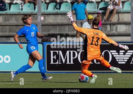 Valentina Giacinti aus Italien, Sandra Panos Garcia-Villamil aus Spanien, treten beim Freundschaftsspiel von Women's International zwischen Ital gegen den Ball an Stockfoto
