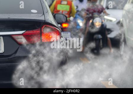 Rauchverschmutzung durch Auspuffrohre von Autos, Staus auf den Straßen zur Hauptverkehrszeit. Stockfoto