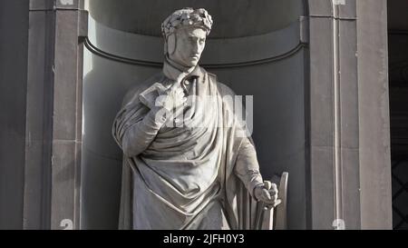 Marmorstatue von Dante Alighieri in den Uffizien, Florenz, Italien Stockfoto