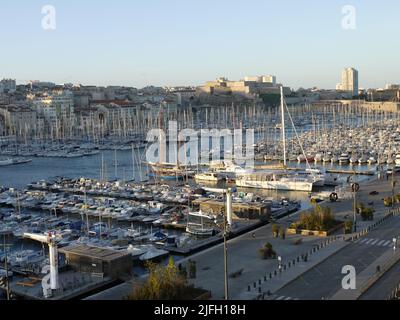 Der alte Hafen von Marseille und der Palais du Pharo an einem Wintermorgen Stockfoto