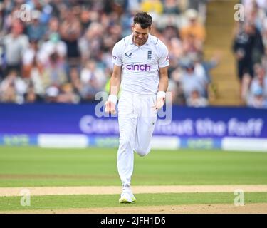 James Anderson aus England feiert das Dickicht von Shubman Gill aus Indien Stockfoto