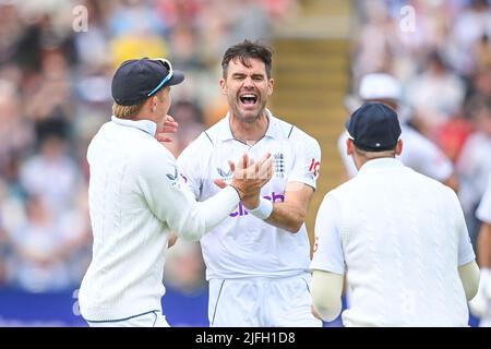 James Anderson aus England feiert das Dickicht von Shubman Gill aus Indien Stockfoto