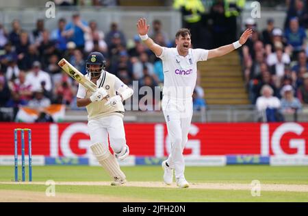 Der englische James Anderson appelliert am dritten Tag des fünften Spiels der LV= Insurance Test Series im Edgbaston Stadium, Birmingham, erfolglos für das Dickicht des indischen Cheteshwar Pujara. Bilddatum: Sonntag, 3. Juli 2022. Stockfoto