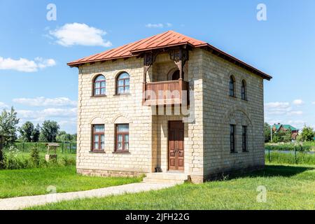 Samara, Russland - 25. Juni 2022: Ethnokultureller Komplex 'People's Friendship Park'. Traditionelles aserbaidschanisches Haus aus Steinen. Aserbaidschanischer Bauernhof in Stockfoto