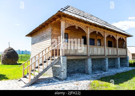 Samara, Russland - 25. Juni 2022: Ethnokultureller Komplex 'People's Friendship Park'. Traditionelles osetinisches Haus aus Holzstämmen und Steinen Stockfoto