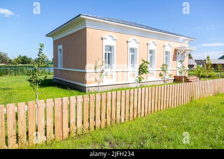 Samara, Russland - 25. Juni 2022: Ethnokultureller Komplex 'People's Friendship Park'. Traditionelles jüdisches Steinhaus mit Holzzaun Stockfoto