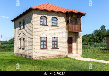 Samara, Russland - 25. Juni 2022: Ethnokultureller Komplex 'People's Friendship Park'. Traditionelles aserbaidschanisches Haus aus Steinen. Aserbaidschanischer Bauernhof in Stockfoto