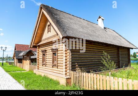 Samara, Russland - 25. Juni 2022: Ethnokultureller Komplex 'People's Friendship Park'. Traditionelles weißrussisches Holzhaus mit Strohdach. National Be Stockfoto