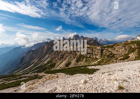 Bergkette von Cadini di Misurina und Sorapiss. Panoramablick von der Tre Cime di Lavaredo, Sesto, Prags und Ampezzo Dolomiten. Auronzo di Cadore. Stockfoto