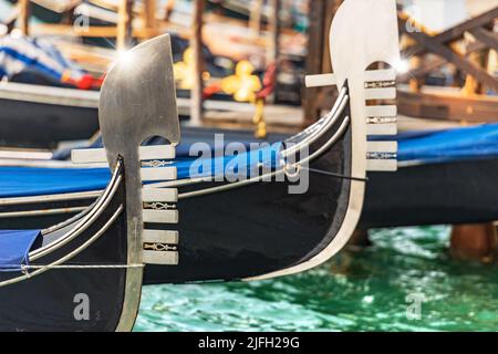 Nahaufnahme der zwei Gondeln, typisches venezianisches Ruderboot, Canal Grande, UNESCO-Weltkulturerbe, Lagune von Venedig, Venetien, Italien Stockfoto