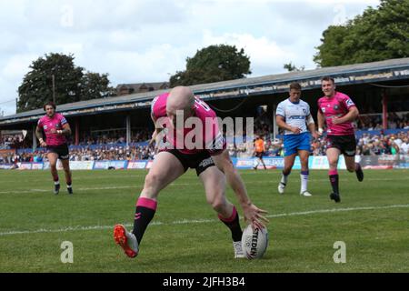 Wakefield, Großbritannien. 03.. Juli 2022. Be Well Support Stadium, Wakefield, West Yorkshire, 3.. Juli 2022. Betfred Super League Wakefield Trinity vs Wigan Warriors Liam Farrell von Wigan Warriors punktet mit dem Versuch. Kredit: Touchlinepics/Alamy Live Nachrichten Stockfoto