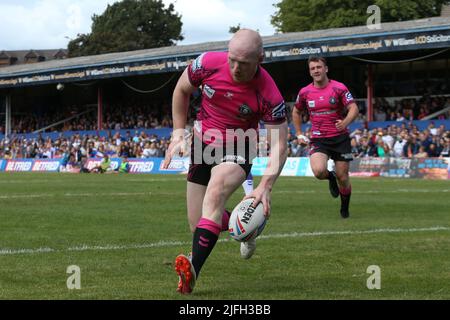 Wakefield, Großbritannien. 03.. Juli 2022. Be Well Support Stadium, Wakefield, West Yorkshire, 3.. Juli 2022. Betfred Super League Wakefield Trinity vs Wigan Warriors Liam Farrell von Wigan Warriors punktet mit dem Versuch. Kredit: Touchlinepics/Alamy Live Nachrichten Stockfoto