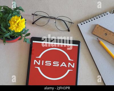 Auf diesem Foto Illustration Nissan Motor Co., Ltd. Logo auf einem Tablet zu sehen Stockfoto