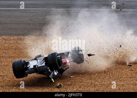 Silverstone, Großbritannien. 03.. Juli 2022. Guanyu Zhou (CHN) Alfa Romeo F1 Team C42 stürzt zu Beginn des Rennens ab. 03.07.2022. Formel 1 Weltmeisterschaft, Rd 10, Großer Preis Von Großbritannien, Silverstone, England, Wettkampftag. Bildnachweis sollte lauten: XPB/Press Association Images. Quelle: XPB Images Ltd/Alamy Live News Stockfoto