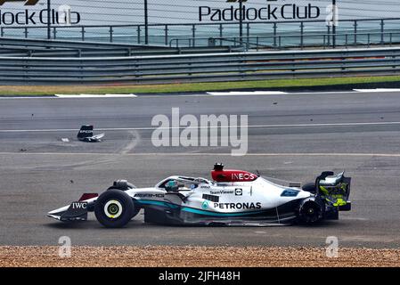 Silverstone, Großbritannien. 03.. Juli 2022. George Russell (GBR) Mercedes AMG F1 W13 stürzte zu Rennbeginn ab. 03.07.2022. Formel 1 Weltmeisterschaft, Rd 10, Großer Preis Von Großbritannien, Silverstone, England, Wettkampftag. Bildnachweis sollte lauten: XPB/Press Association Images. Quelle: XPB Images Ltd/Alamy Live News Stockfoto