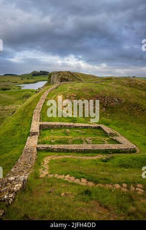 Osten Richtung Milecastle 39 auf Hadrians Mauer bei Steel Rigg mit Highshield Crags und Crag Lough im Hintergrund, Northumberland, England Stockfoto