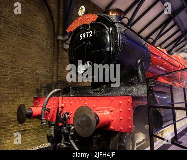 Leavesden, Großbritannien - 9th 2022. Januar: Der Hogwarts Express-Zug wird bei der Making of Harry Potter-Tour in den Warner Bros. Studios in Leavesden, N, ausgestellt Stockfoto