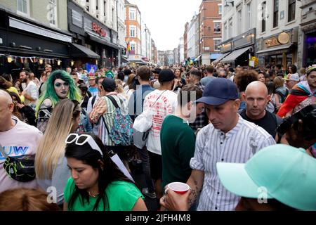 London, Großbritannien. 02.. Juli 2022. Der Blick auf das geschäftige Soho nach der offiziellen Parade zum Pride march. Der 50.. Jahrestag der London Pride-Feier wird in Soho im Zentrum von London fortgesetzt, nachdem die Parade des Pride march am Nachmittag in Whitehall beendet wurde. Kredit: SOPA Images Limited/Alamy Live Nachrichten Stockfoto