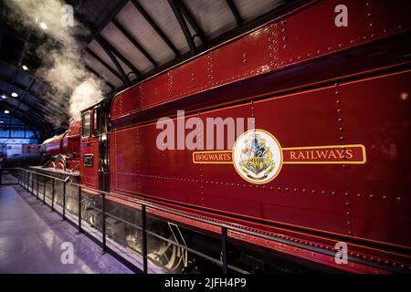 Leavesden, Großbritannien - 9th 2022. Januar: Der Hogwarts Express-Zug, zu sehen bei der Making of Harry Potter Tour in den Warner Bros. Studios in Leavesden, Stockfoto