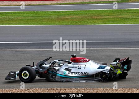 Silverstone, Großbritannien. 03.. Juli 2022. George Russell (GBR) Mercedes AMG F1 W13 stürzte zu Rennbeginn ab. 03.07.2022. Formel 1 Weltmeisterschaft, Rd 10, Großer Preis Von Großbritannien, Silverstone, England, Wettkampftag. Bildnachweis sollte lauten: XPB/Press Association Images. Quelle: XPB Images Ltd/Alamy Live News Stockfoto