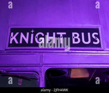 Leavesden, Großbritannien - 9th 2022. Januar: Der Knight Bus wird bei der Making of Harry Potter Tour in den Warner Bros. Studios in Leavesden, nahe London, gezeigt. Stockfoto
