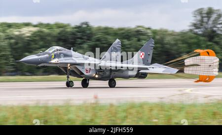 23. Militärflugplatz, Mińsk Mazowiecki, Polen - 14. August 2014: MiG-29-Kampfjet der polnischen Luftwaffe auf dem Militärflughafen EPMM Stockfoto