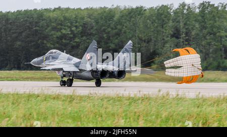 23. Militärflugplatz, Mińsk Mazowiecki, Polen - 14. August 2014: MiG-29-Kampfjet der polnischen Luftwaffe auf dem Militärflughafen EPMM Stockfoto