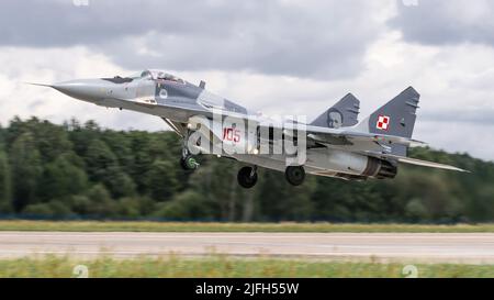 23. Militärflugplatz, Mińsk Mazowiecki, Polen - 14. August 2014: MiG-29-Kampfjet der polnischen Luftwaffe auf dem Militärflughafen EPMM Stockfoto