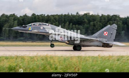 23. Militärflugplatz, Mińsk Mazowiecki, Polen - 14. August 2014: MiG-29-Kampfjet der polnischen Luftwaffe auf dem Militärflughafen EPMM Stockfoto