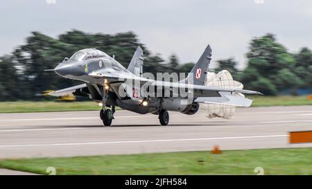 23. Militärflugplatz, Mińsk Mazowiecki, Polen - 14. August 2014: MiG-29-Kampfjet der polnischen Luftwaffe auf dem Militärflughafen EPMM Stockfoto