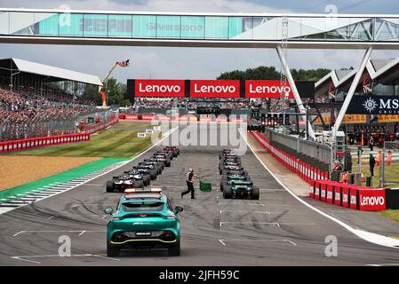 Silverstone, Großbritannien. 03.. Juli 2022. Der Start des Rennens. Großer Preis von Großbritannien, Sonntag, 3.. Juli 2022. Silverstone, England. Quelle: James Moy/Alamy Live News Stockfoto