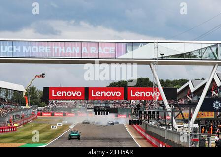 Silverstone, Großbritannien. 03.. Juli 2022. Der Start des Rennens mit dem Crash, der es gestoppt hat. Großer Preis von Großbritannien, Sonntag, 3.. Juli 2022. Silverstone, England. Quelle: James Moy/Alamy Live News Stockfoto