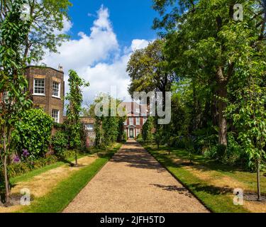 London, Großbritannien - Mai 19. 2022: Blick auf das wunderschöne Fenton House - ein Kaufmannshaus aus dem 17.. Jahrhundert in Hampstead, London. Stockfoto