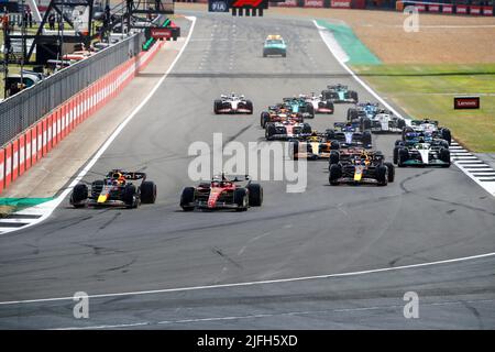 Silverstone, Großbritannien. 3.. Juli 2022. 2. Starterennen 01 VERSTAPPEN Max (nld), Red Bull Racing RB18, Action 55 SAINZ Carlos (Spa), Scuderia Ferrari F1-75, Action während der Formel 1 Lenovo British Grand Prix 2022, 10. Runde der FIA Formel 1 Weltmeisterschaft 2022, auf dem Silverstone Circuit, vom 1. Bis 3. Juli, 2022 in Silverstone, Vereinigtes Königreich - Photo Xavi Bonilla / DPPI Credit: DPPI Media/Alamy Live News Stockfoto