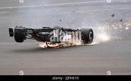 Zhou Guanyu von Alfa Romeo gleitet nach einer Kollision zu Beginn des Rennens während des Grand Prix von Großbritannien 2022 in Silverstone, Towcester, zur Barriere. Bilddatum: Sonntag, 3. Juli 2022. Stockfoto