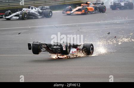 Zhou Guanyu von Alfa Romeo gleitet nach einer Kollision zu Beginn des Rennens während des Grand Prix von Großbritannien 2022 in Silverstone, Towcester, zur Barriere. Bilddatum: Sonntag, 3. Juli 2022. Stockfoto