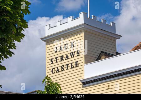 London, Großbritannien - 19. 2022. Mai: Das Äußere des historischen Jack Straws Castle in Hampstead, London, Großbritannien. Das Gebäude war früher ein Pub, aber jetzt ist es Stockfoto