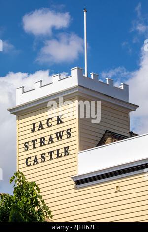 London, Großbritannien - 19. 2022. Mai: Das Äußere des historischen Jack Straws Castle in Hampstead, London, Großbritannien. Das Gebäude war früher ein Pub, aber jetzt ist es Stockfoto