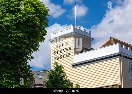 London, Großbritannien - 19. 2022. Mai: Das Äußere des historischen Jack Straws Castle in Hampstead, London, Großbritannien. Das Gebäude war früher ein Pub, aber jetzt ist es Stockfoto