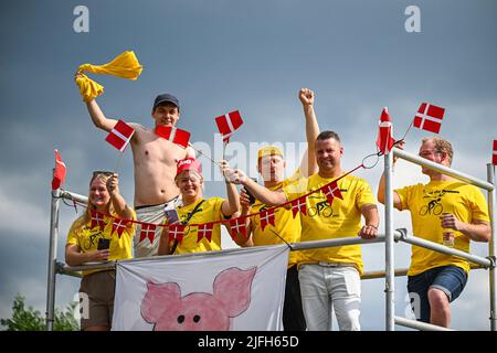 Vejle nach Sonderborg, Dänemark. 3.. Juli 2022. Sonderborg, Dänemark. 03.. Juli 2022. Die Abbildung zeigt die Fans während der dritten Etappe des Radrennens der Tour de France, 182km von Vejle nach Sonderborg, Dänemark, am Sonntag, den 03. Juli 2022. Die diesjährige Tour de France findet vom 01. Bis 24. Juli 2022 statt und startet mit drei Etappen in Dänemark. BELGA FOTO JASPER JACOBS Kredit: Belga Nachrichtenagentur/Alamy Live Nachrichtenquelle: Belga Nachrichtenagentur/Alamy Live Nachrichten Stockfoto