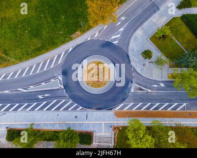 Draufsicht auf einen Verkehrskreisel auf einer Hauptstraße in einer Stadt in Bulgarien. Hochwertige Fotos Stockfoto