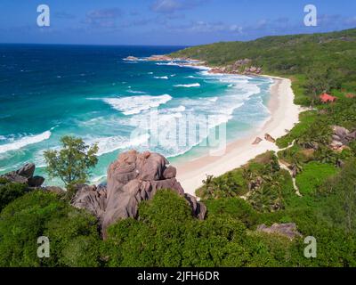 Drohnenfotografie über La Digue, Seychellen Stockfoto