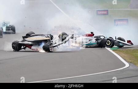 Zhou Guanyu von Alfa Romeo gleitet nach einer Kollision zu Beginn des Rennens während des Grand Prix von Großbritannien 2022 in Silverstone, Towcester, zur Barriere. Bilddatum: Sonntag, 3. Juli 2022. Stockfoto